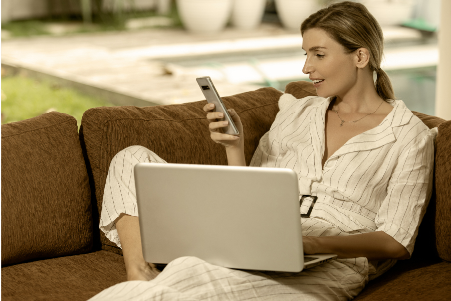 google ads per hotel donna che prenota da mobile