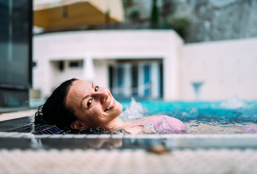 wellness tourism turista in piscina 
