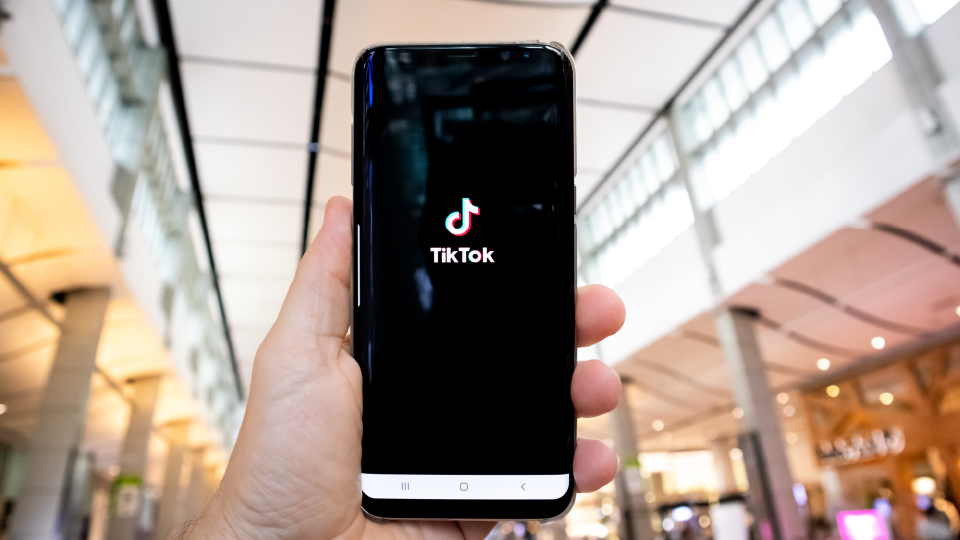 influencer per hotel smartphone con logo di TikTok
