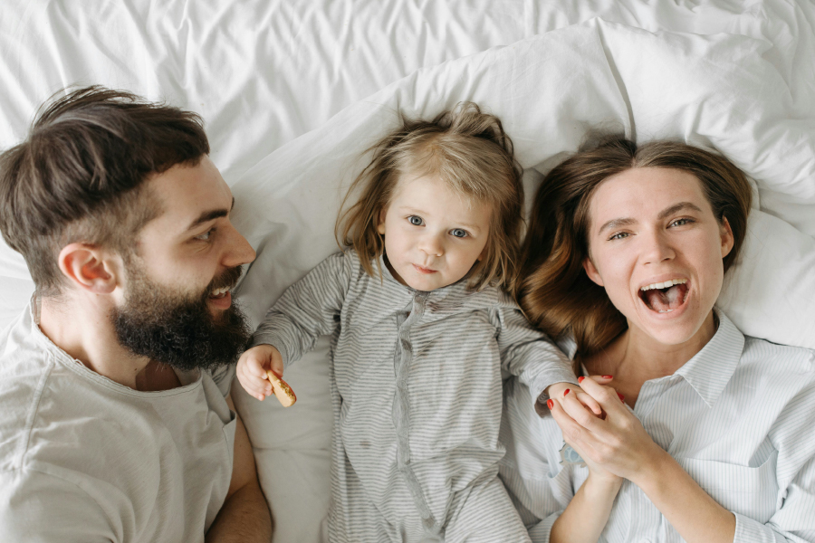 family hotel famiglia nel letto di una camera