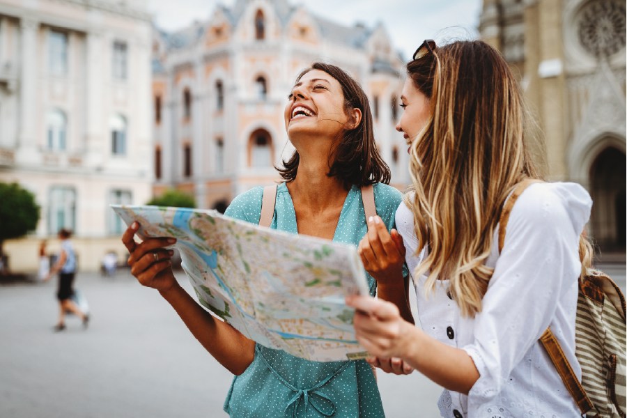 attrarre turisti internazionali hotel ragazze consultano una mappa