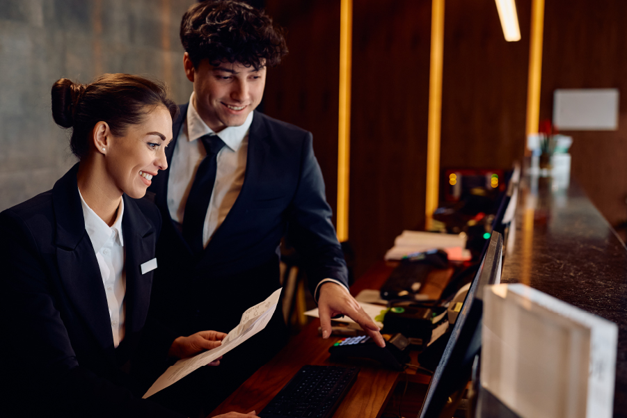 personale reception hotel legge le procedure operative standard