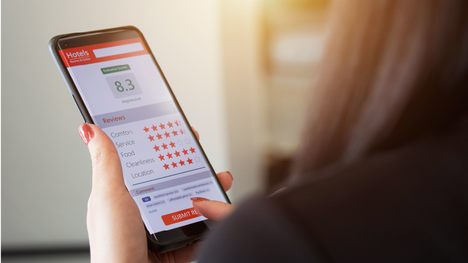 KPI hotel recensione albergo da smartphone
