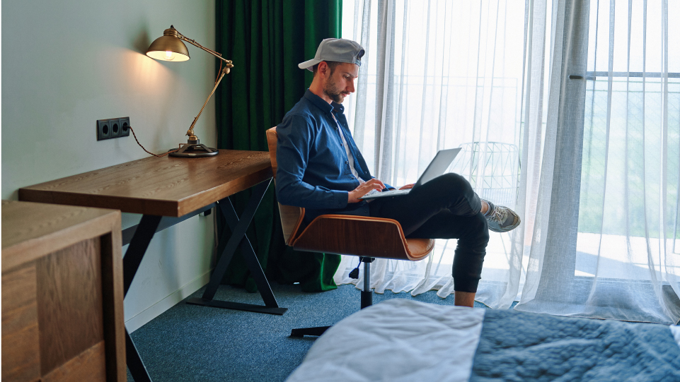 connessione internet hotel ragazzo lavora al pc da una stanza di albergo