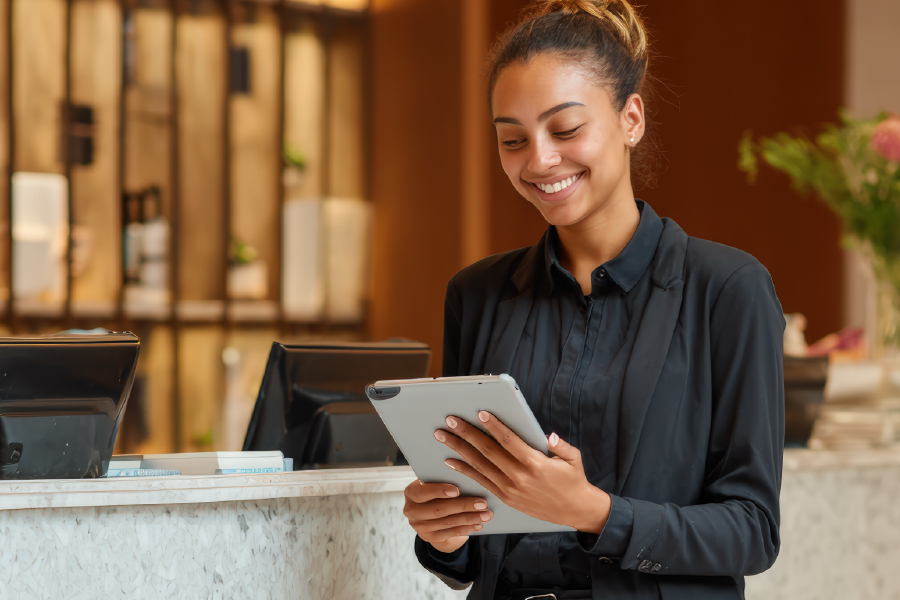 questionario di gradimento hotel receptionist con tablet
