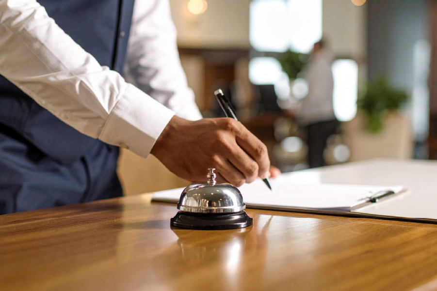 receptionist controlla camere con rooming list