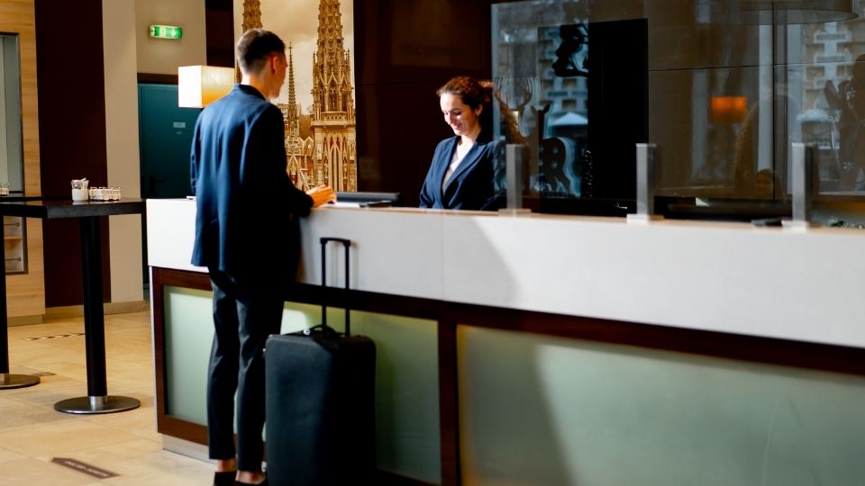 grossisti per hotel ospite alla reception