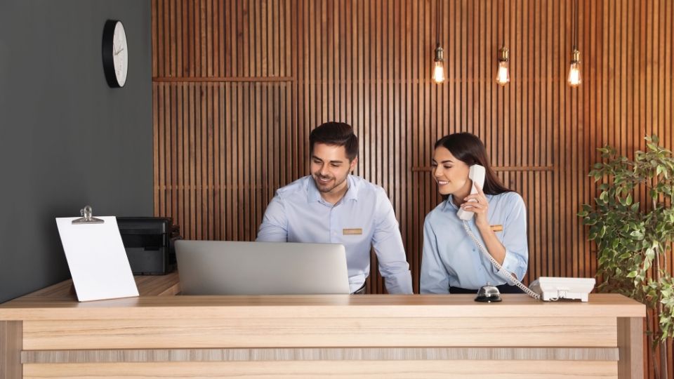 call management in hotel receptionist al telefono