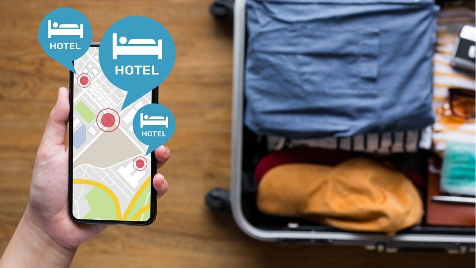 trend turismo 2026 valigia e smartphone 