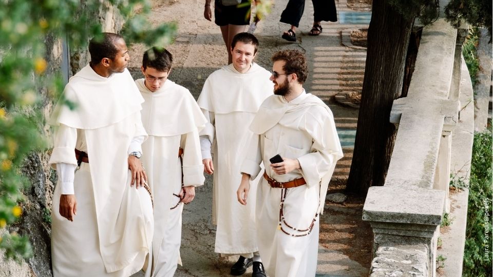 smerf market hotel gruppo di religiosi