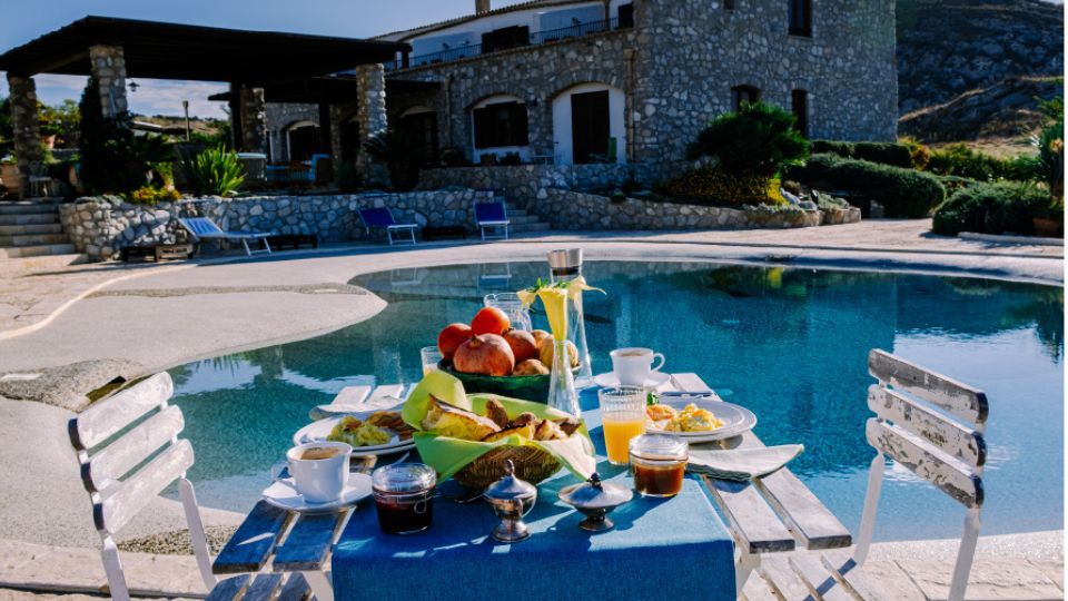 albergo diffuso colazione a bordo piscina