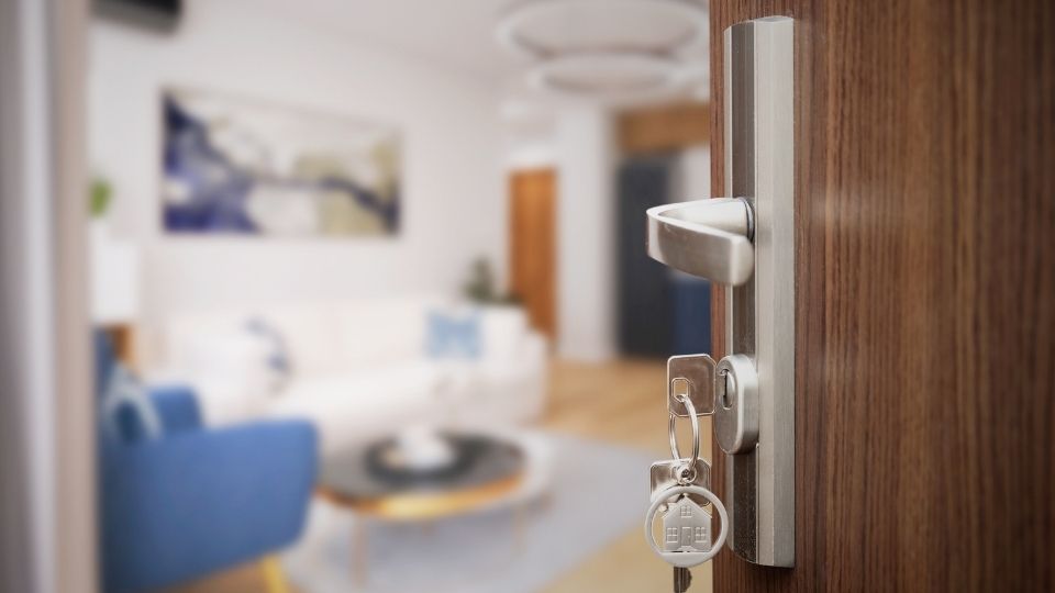 affitto residenziale o turistico porta di casa che si apre sul soggiorno