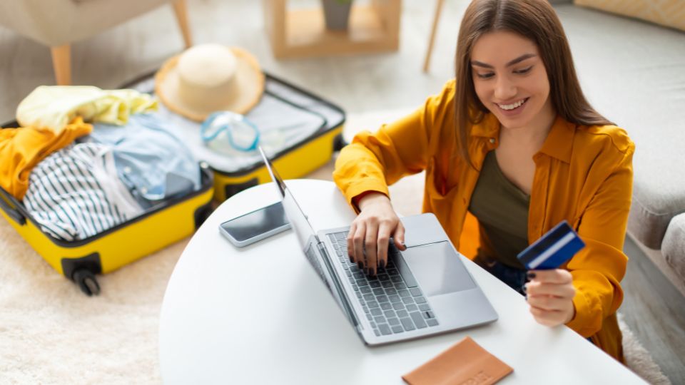 best available rate viaggiatrice che prenota un hotel al pc