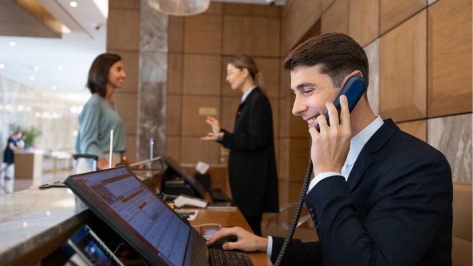 comunicazione ospiti hotel receptionist al telefono