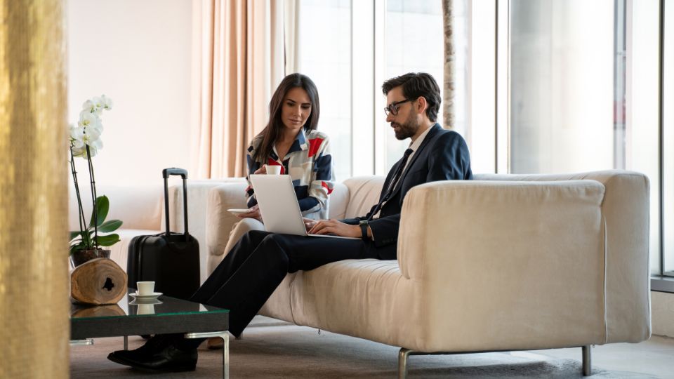 canali di distribuzione alberghiera ospiti nella hall di un hotel